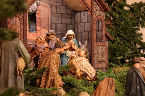 Die Krippe gehört zu den frühesten Symbolen weihnachtlicher Festkultur. Bereits im Jahr 334 ließ Kaiserin Helena über der Geburtshöhle in Bethlehem eine Krippe errichten, die die Geburtsszene zeigt. Der Heilige Franz von Assisi hatte 1223 in Greccio 