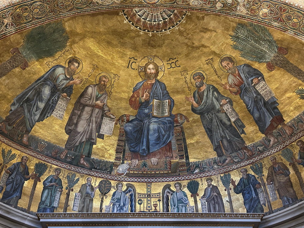 Das Apsismosaik von 1220 in der Basilika Sankt Paul vor den Mauern in Rom wurde von venezianischen Künstlern geschaffen und zeigt Christus, umgeben von den Aposteln Petrus, Paulus, Andreas und Lukas.